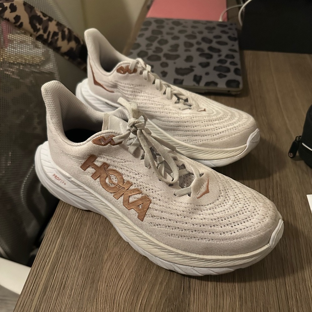White/gold Mach 5 Hoka running shoes size 8.5